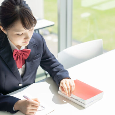 勉強する女子高生